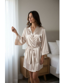 Īss sieviešu halāts no augstas kvalitātes satīna — viegls, zīdains, ar jostu. 1213Sp M-4XL