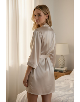 Īss sieviešu halāts no augstas kvalitātes satīna — viegls, zīdains, ar jostu. 1213Sp M-4XL