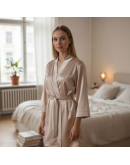 Īss sieviešu halāts no augstas kvalitātes satīna — viegls, zīdains, ar jostu. 1213Sp M-4XL