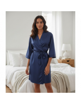 Īss sieviešu halāts no augstas kvalitātes satīna — viegls, zīdains, ar jostu. 1213Ts M-4XL