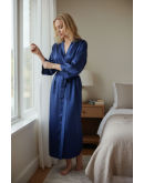 Garš sieviešu halāts no augstas kvalitātes satīna — viegls, zīdains, ar jostu. 1214Ts M-4XL