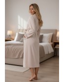 Sieviešu halāts no kokvilnas un viskozes, gaiši smilškrāsas, Mājīgs un stilīgs halāts ar garām piedurknēm no mīksta, elpojoša materiāla. 81011B M-4XL