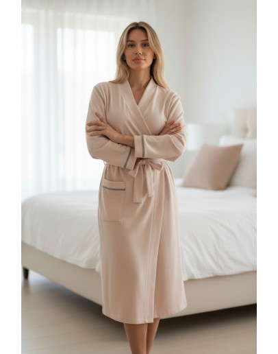 Sieviešu halāts no kokvilnas un viskozes, gaiši smilškrāsas, Mājīgs un stilīgs halāts ar garām piedurknēm no mīksta, elpojoša materiāla. 81011B M-4XL