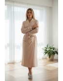 Sieviešu halāts no kokvilnas un viskozes, gaiši smilškrāsas, Mājīgs un stilīgs halāts ar garām piedurknēm no mīksta, elpojoša materiāla. 81011B M-4XL